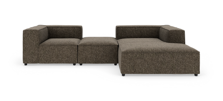 Brun tekstil modulsofa med chaiselong og puf på hvid studiobaggrund.