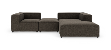 Modulær mørkegrå hjørnesofa med chaiselong og skammel, set forfra på hvid baggrund.