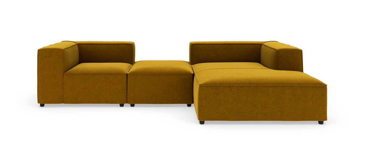 Modulsofa i sennepsgul stof i L‑form på hvid baggrund