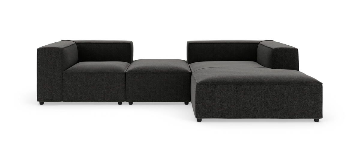 Modulær mørkegrå hjørnesofa med chaiselong og kubiske armlæn, fritlagt på hvid baggrund.