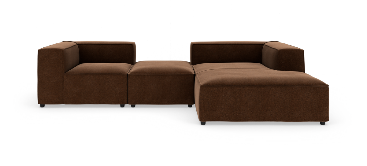 Modulær brun hjørnesofa med chaiselong i stof, frilagt på hvid baggrund, frontvy.