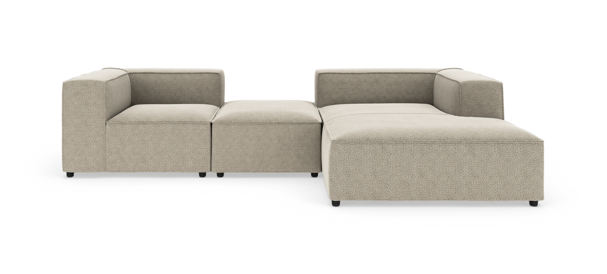 Modulær beige hjørnesofa med chaiselong til højre, fritstående på hvid baggrund.