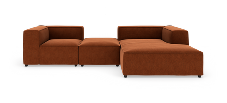 Modulsofa i rustorange stof med højrevendt chaiselong, frilagt på hvid baggrund.