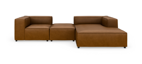 Brun modulsofa i læder med chaiselong til højre, lave kubiske armlæn og bred siddeflade, frilagt på hvid baggrund.
