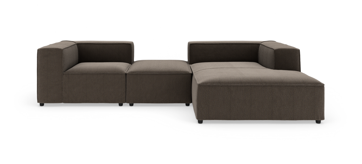 Modulsofa i mørkebrun tekstil i L‑form, frilagt på hvid baggrund.