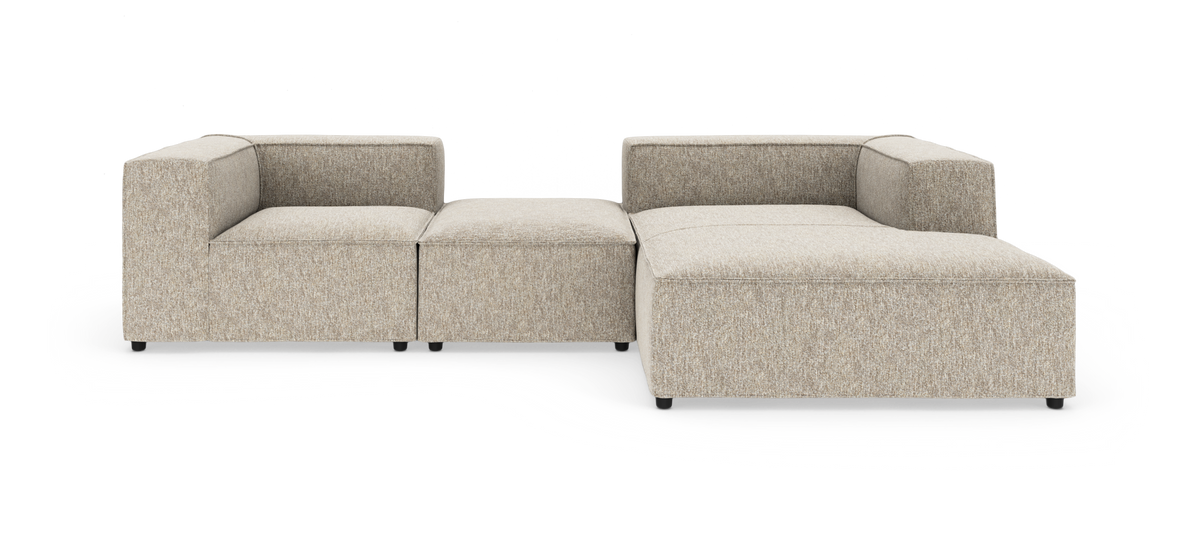 Modulær beige hjørnesofa med chaiselong til højre, fritstående på hvid baggrund.