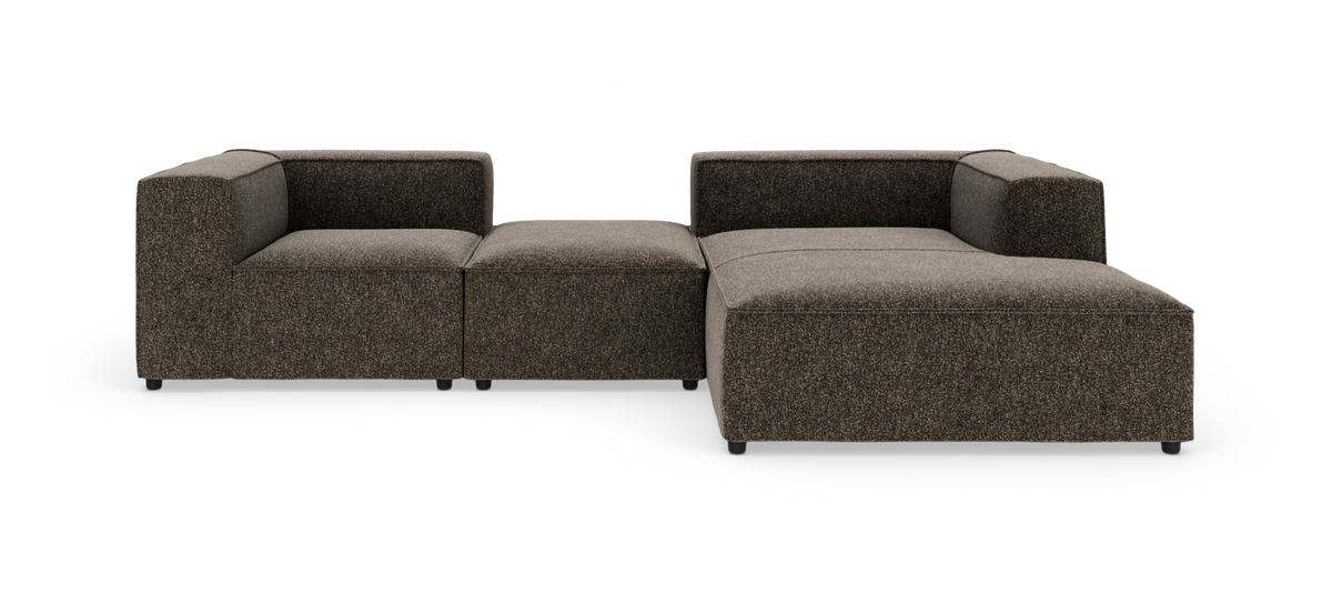 Modulær hjørnesofa i mørkebrun tekstil med chaiselong, frilagt på hvid baggrund.