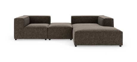 Modulær hjørnesofa i mørkebrun tekstil med chaiselong, frilagt på hvid baggrund.