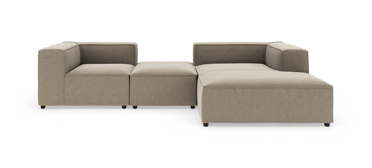 Modulær beige hjørnesofa med bred chaiselong, fritlagt på hvid baggrund.