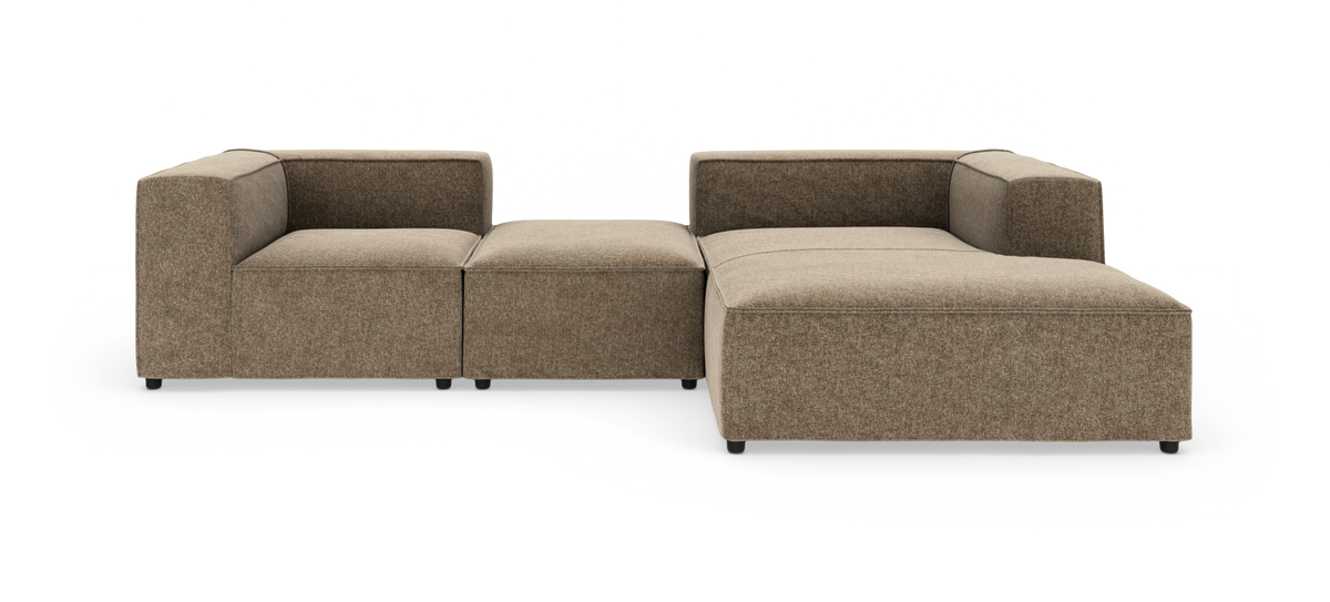 Modulsofa i brun/beige stof i L‑form med chaiselong og puff, frilagt på hvid baggrund.