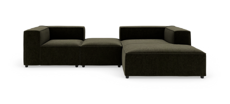Modulær mørkegrøn hjørnesofa i stof med brede armlæn på hvid studiobaggrund.