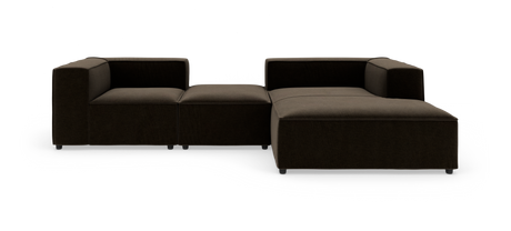 Modulsofa i mørkebrun stof, L-form med bred chaiselong til højre.