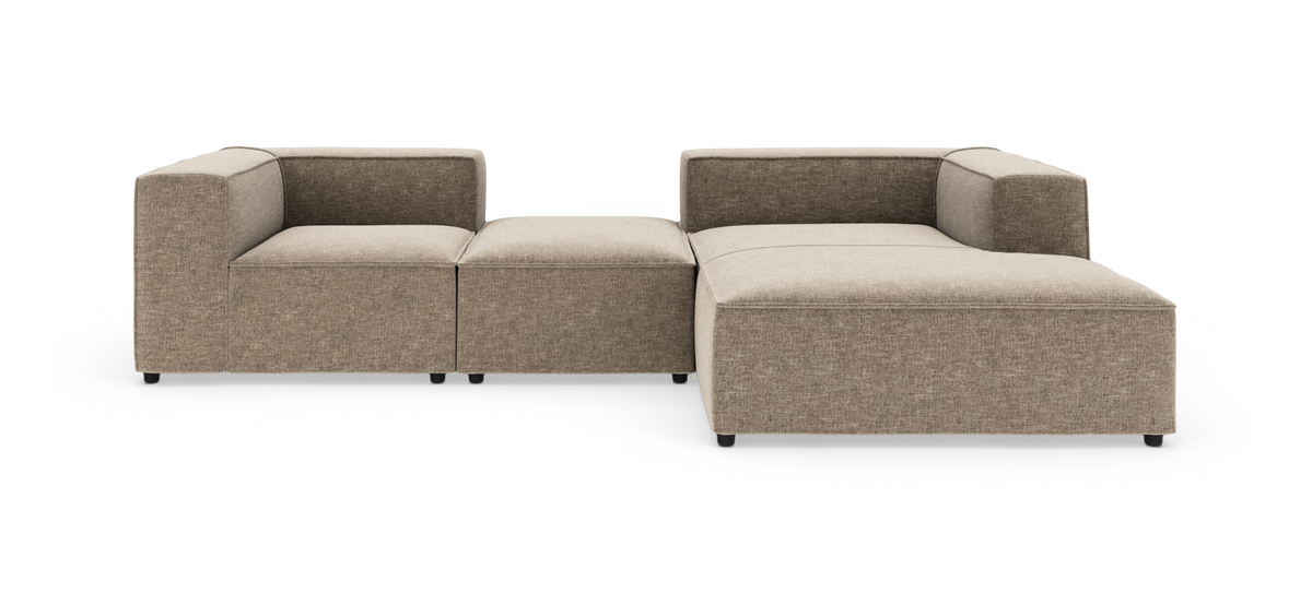 Modulær beige hjørnesofa i stof på hvid baggrund.