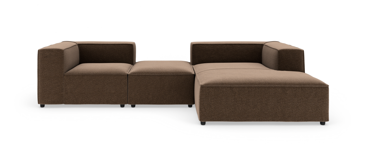 Modulsofa i brun stof med chaiselong, fritlagt på hvid baggrund.