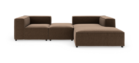 Modulsofa i brun stof med chaiselong, fritlagt på hvid baggrund.