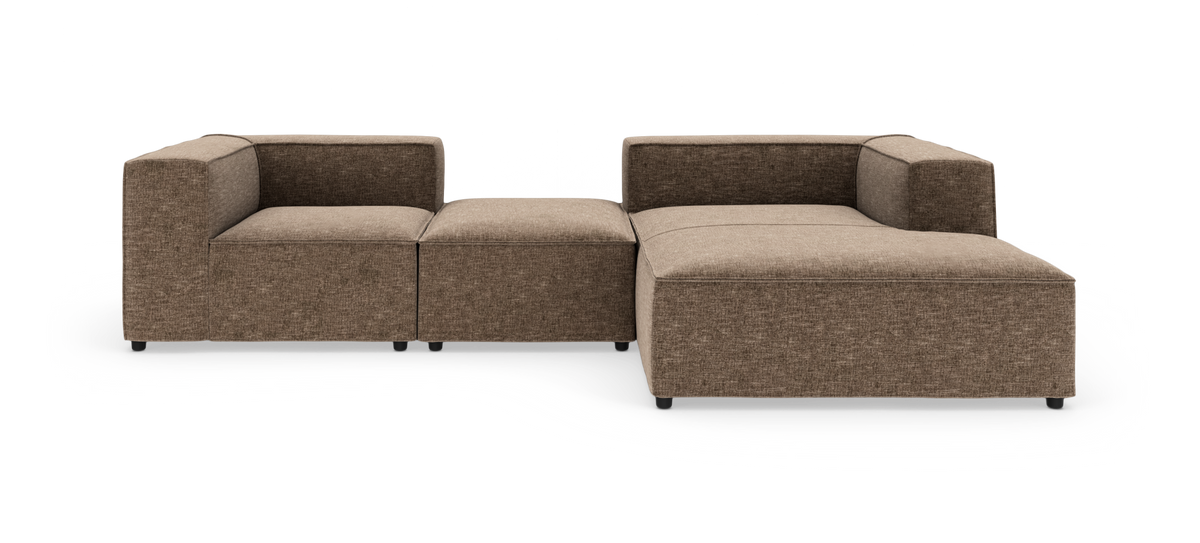 Modulær hjørnesofa i brunbeige stof med chaiselong, frilagt på hvid baggrund.