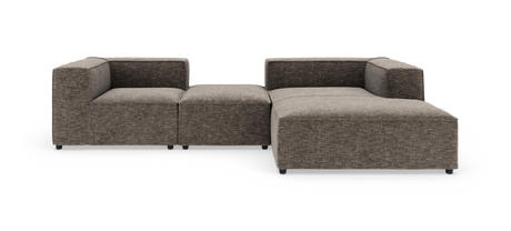 Modulsofa i brunmeleret stof, L-form med bred chaiselong, frilagt på hvid baggrund.
