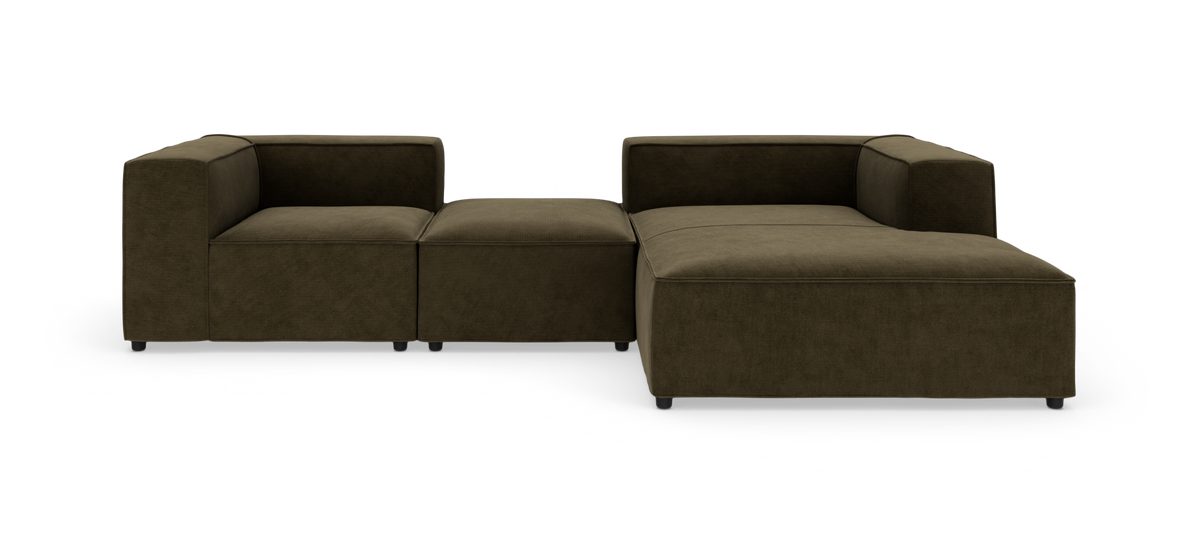 Modulsofa i mørk olivenbrun tekstil med bred chaiselong, frilagt på hvid baggrund.