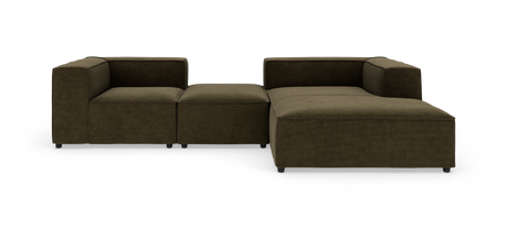 Modulsofa i mørk olivenbrun tekstil med bred chaiselong, frilagt på hvid baggrund.
