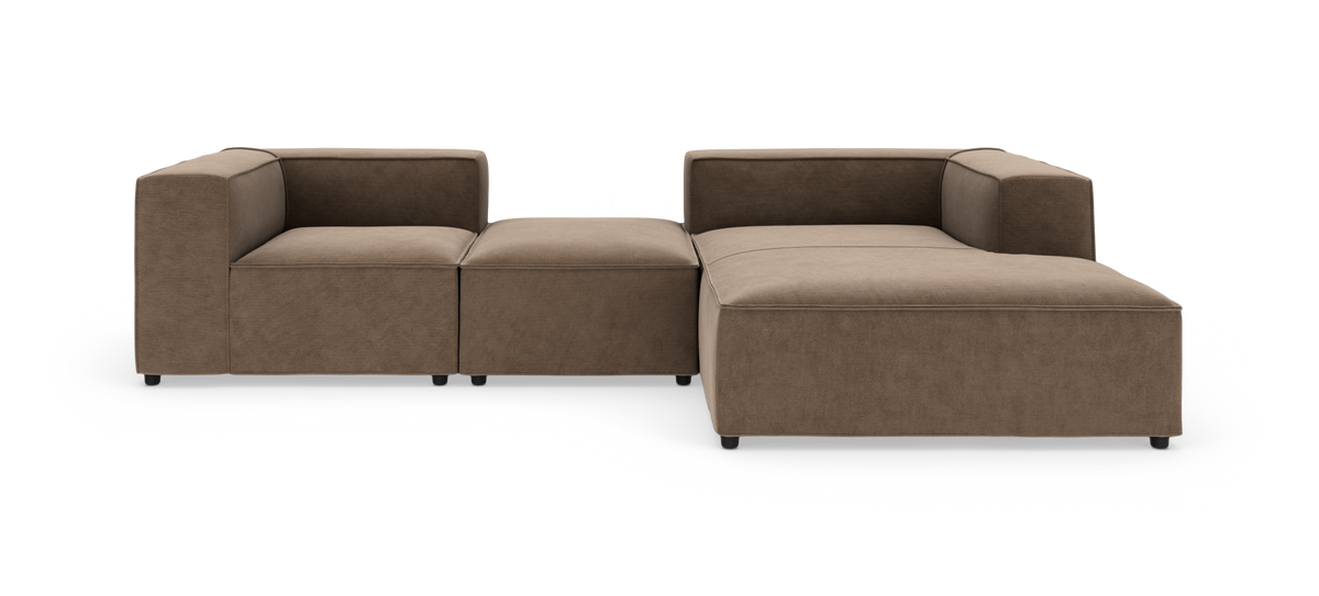 Brun modulsofa i stof med chaiselong og midterpuf på hvid baggrund.