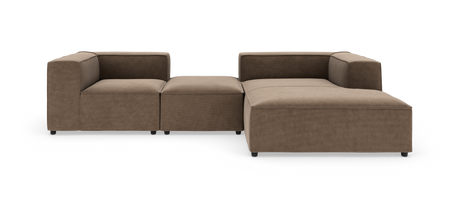Brun modulsofa i stof med chaiselong og midterpuf på hvid baggrund.