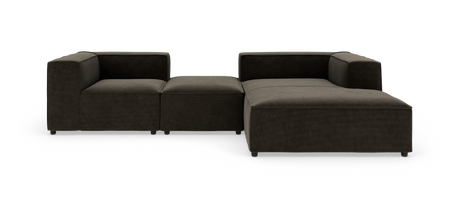 Modulsofa i mørk brunsort tekstil med chaiselong til højre, vist i studie mod hvid baggrund.