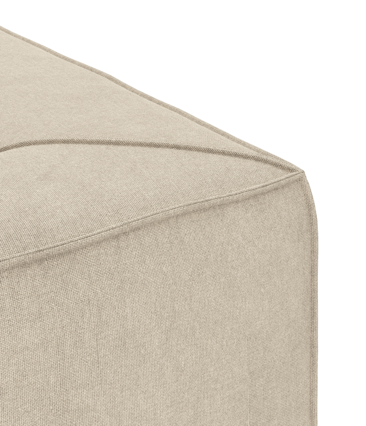 Nærbillede af hjørnet på en beige stofbetrukket puff/ottoman med synlige syninger.