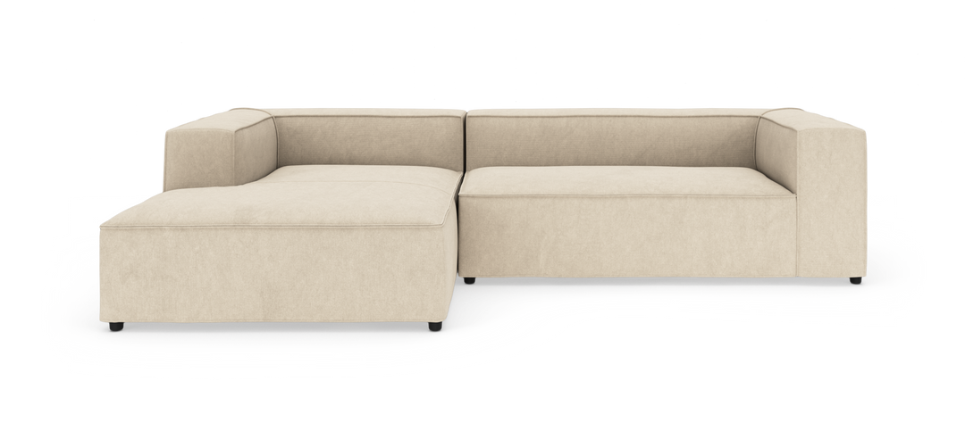 Beige L‑formet modulsofa i stof på hvid studiobaggrund.