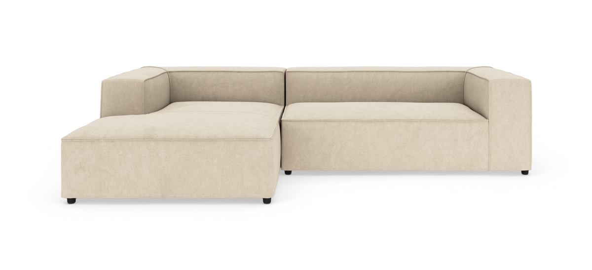 Beige L‑formet modulsofa i stof på hvid studiobaggrund.