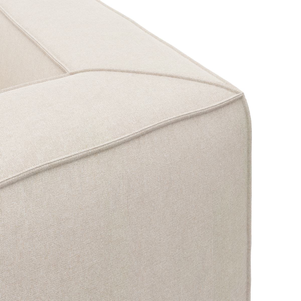 Nærbillede af hjørnet på en beige stofsofa med synlige kantsyninger.