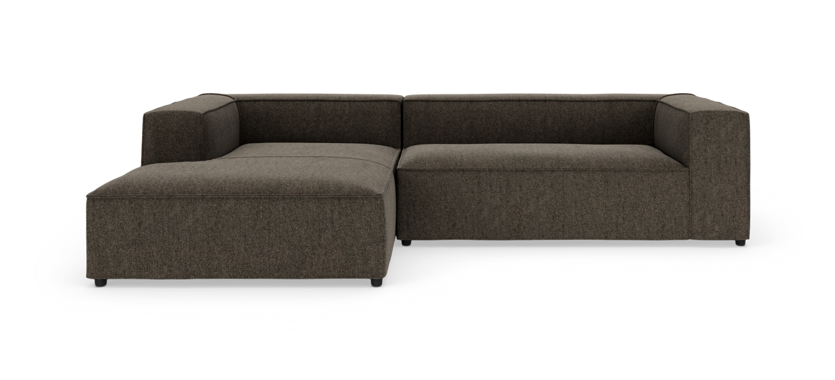 Mørkebrun L‑formet modulsofa i studie på hvid baggrund.