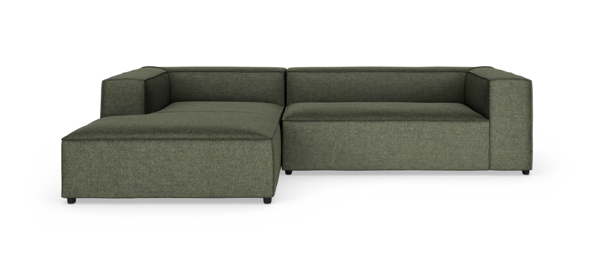 Modulær grøn hjørnesofa med chaiselong til venstre på hvid baggrund.