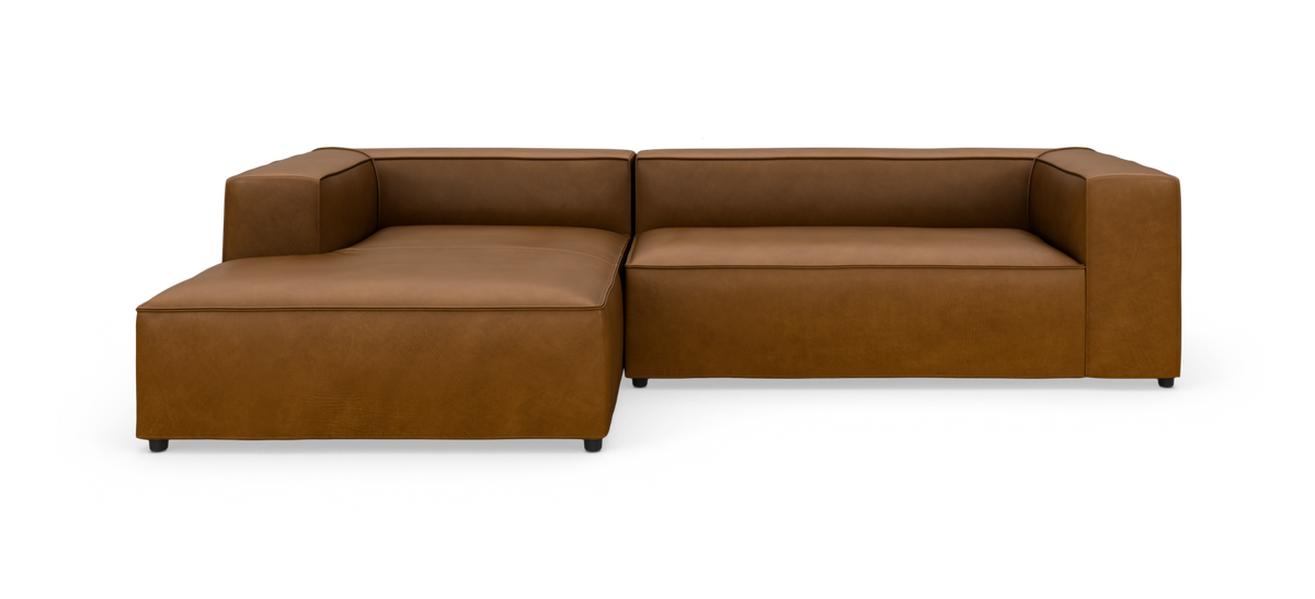 Brun modulsofa i læder med venstrevendt chaiselong på hvid studiebaggrund.
