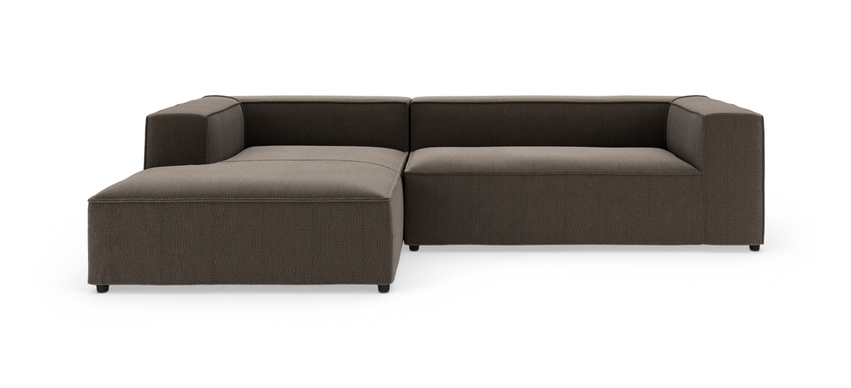 Mørkebrun L-formet modulsofa i stof, produktbillede i studie.