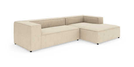 Beige L-formet modulsofa med bred chaiselong, lav ryg og blokarmstøtter på hvid baggrund.