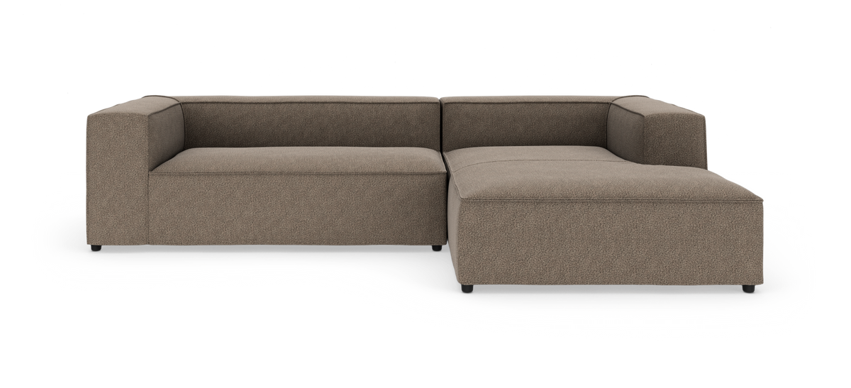 Brun L‑formet modulsofa med chaiselong til højre, moderne kubisk design, frilagt på hvid baggrund.