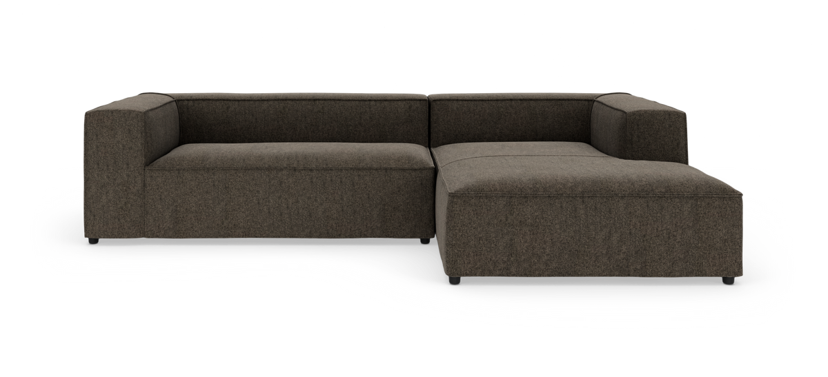 Modulsofa i mørkebrunt stof med højrevendt chaiselong, fritlagt på hvid baggrund.
