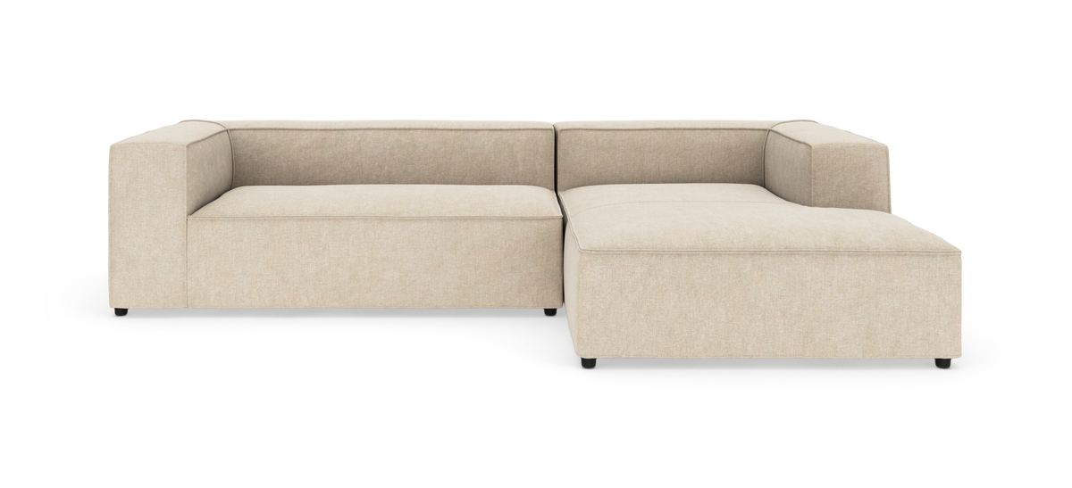 Beige L‑formet modulsofa med brede armlæn og højre chaiselong, frilagt studiobillede set forfra.