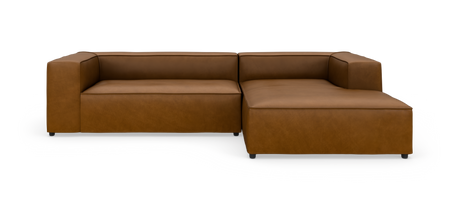 Brun læderhjørnesofa med chaiselong til højre på hvid baggrund.