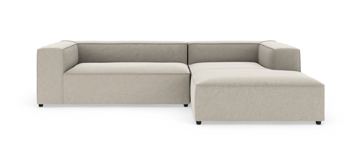 Beige hjørnesofa med chaiselong i højre side på hvid baggrund.