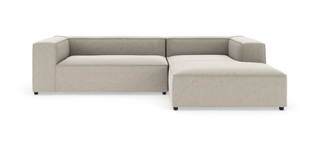 Beige hjørnesofa med chaiselong i højre side på hvid baggrund.