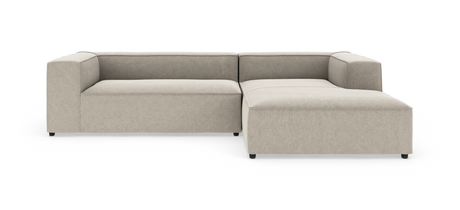 Modulær L-formet hjørnesofa i lys beige stof med brede blokarmlæn og højrevendt chaiselong, frilagt på hvid baggrund.