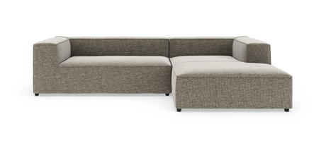 Modulær hjørnesofa med chaiselong til højre i grå-beige stof på hvid studiobaggrund.