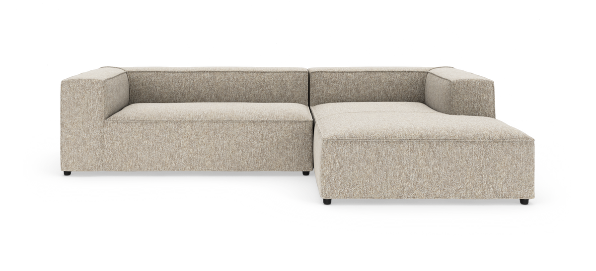 L-formet modulsofa i beige stof med moderne, bokset design.