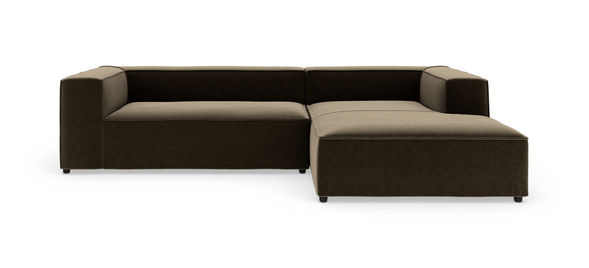 Modulær L‑sofa i mørkebrunt stof med højrevendt chaiselong, lave kantede armlæn og korte metalben, frilagt på hvid baggrund.