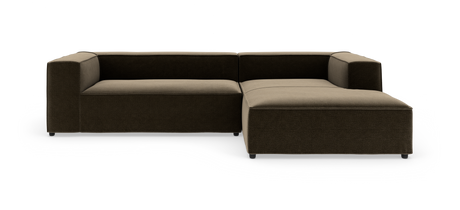 Modulær L‑sofa i mørkebrunt stof med højrevendt chaiselong, lave kantede armlæn og korte metalben, frilagt på hvid baggrund.