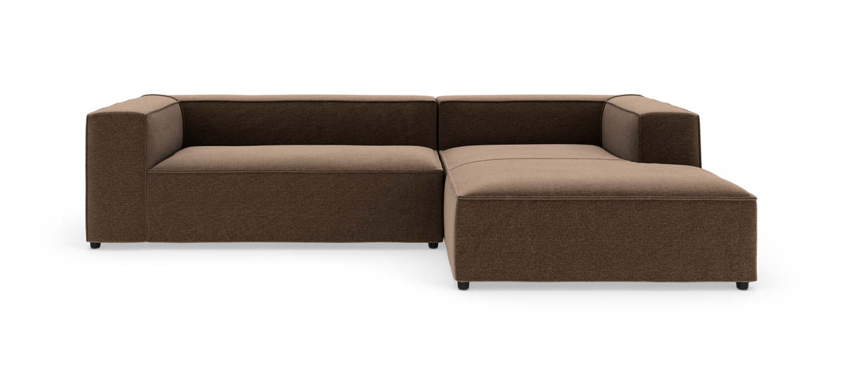 Brun modulsofa i L‑form med chaiselong til højre på hvid baggrund.