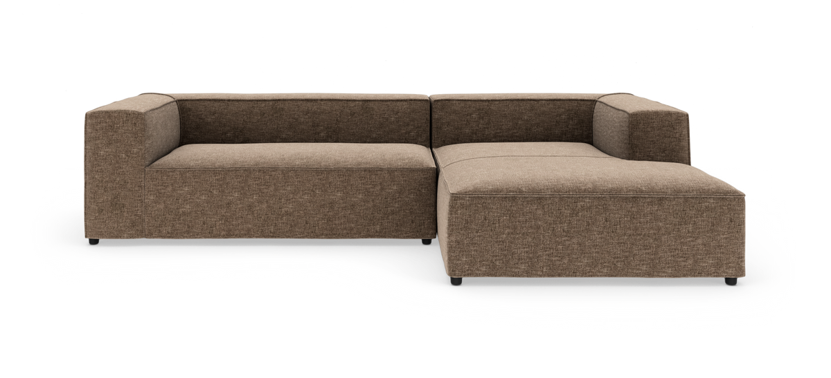 Brun L‑formet modulsofa med chaiselong til højre i meleret stof, fritlagt på hvid baggrund.