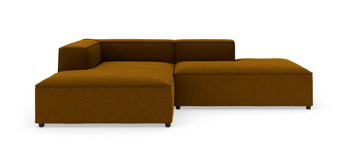 Modulsofa i sennepsgul stof, lav og dyb med venstrehjørne, fritlagt på hvid baggrund.