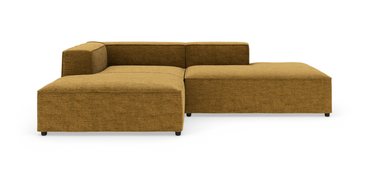 Modulær hjørnesofa i sennepsgul tekstil med chaiselong til højre, frilagt på hvid baggrund, frontvisning.